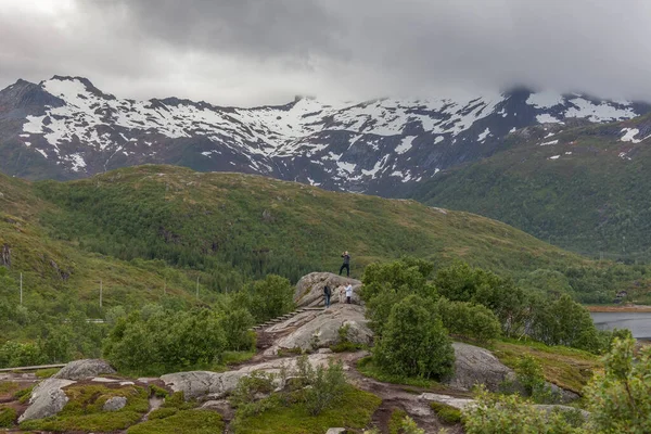 Henningsvaer Noorwegen Juni 2017 Toeristen Ontspannen Een Klif Genieten Van — Stockfoto