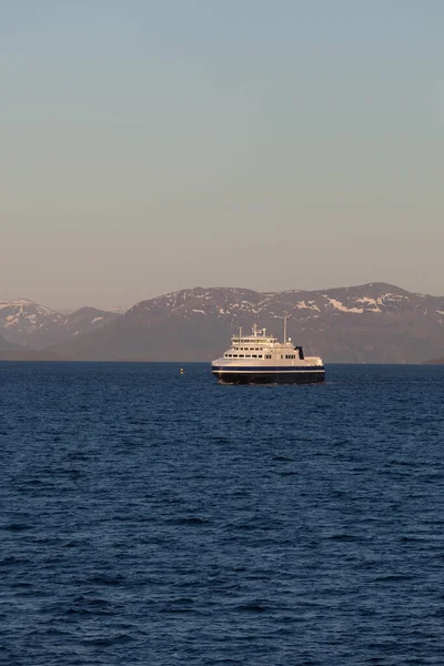 Navio Navegando Água Azul Dos Fiordes Norwegian Dia Polar Sol — Fotografia de Stock