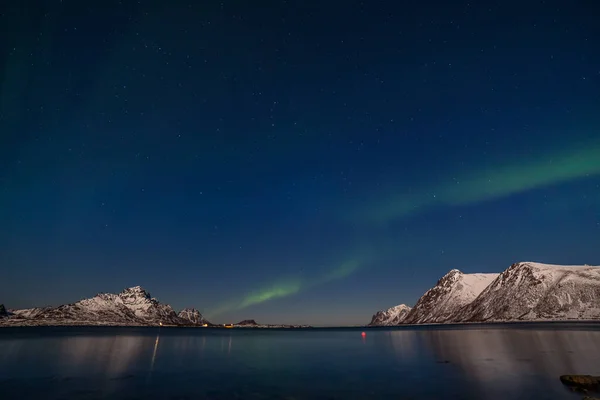 ノルウェーの自然 オーロラ ロフテン島 ノルウェー 長いシャッタースピードの空に多くの星を持つフィヨルドの山の上のオーロラボレリス — ストック写真