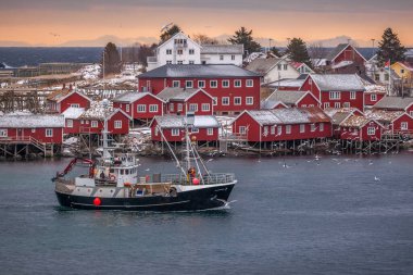 Reine, Norveç- Mars 12 2018 Norveç doğası, Norveç köylü bir balıkçı teknesi ve Lofoten, Norveç 'te dramatik bir günbatımı. İnanılmaz manzara..