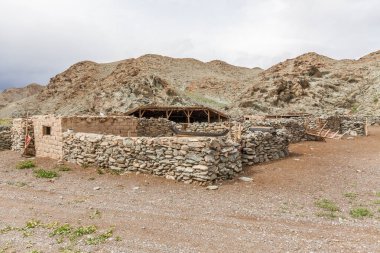 Moğolistan tepelerindeki göçebe insanların kışa yakın evleri. Altai.