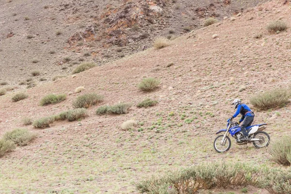 Altai Mongolia Giugno 2017 Uomo Moto Nelle Steppe Della Mongolia — Foto Stock