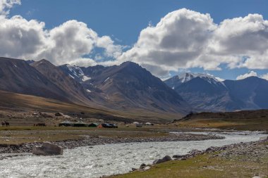 Altai Dağları 'ndaki Moğol manzaraları, geniş bir manzara..