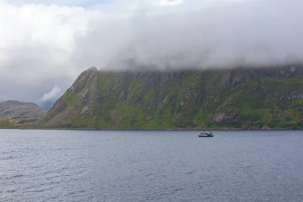 Rybářský Člun Vodě Norských Fjordů Oblačného Dne Norský Fjord Hory — Stock fotografie