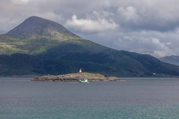 Schiff Segelt Auf Dem Blauen Wasser Der Norwegischen Fjorde Bei — Stockfoto