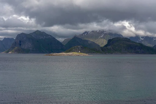 Hermosa Vista Los Fiordos Noruegos Con Agua Turquesa Rodeada Cielo —  Fotos de Stock