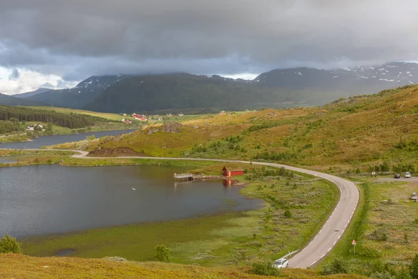 在乌云密布的天空下 通往Unstad的道路 Lofoten挪威 有选择的重点 — 图库照片