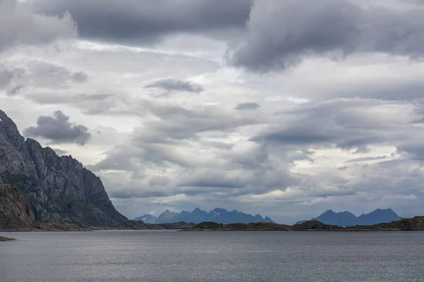 Fjord Norvégien Montagnes Entourées Nuages Soleil Minuit Jour Polaire Reflet — Photo