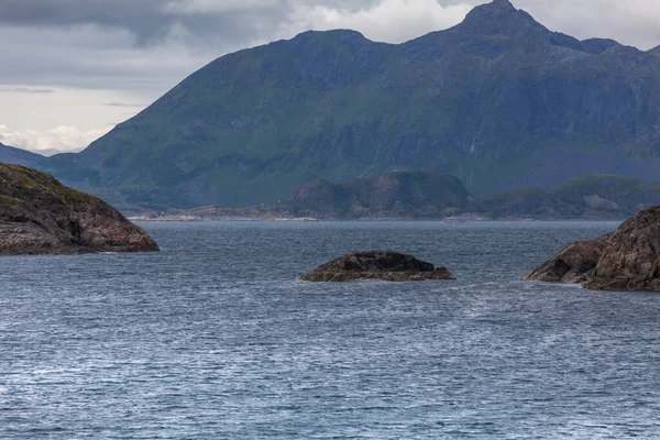 Όμορφη Θέα Των Νορβηγικών Φιόρδ Τυρκουάζ Νερά Που Περιβάλλεται Από — Φωτογραφία Αρχείου