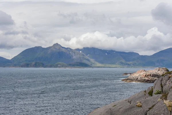 Güzel Norveç Manzarası Fiyortların Manzarası Norveç Bulutlu Havada Temiz Suda — Stok fotoğraf