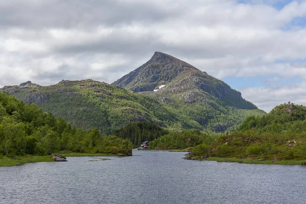 Lofoten Summer Landscape Lofoten Lofoten Summer Landscape 是挪威诺德兰县的一个群岛 以其独特的山景和山峰而闻名 — 图库照片