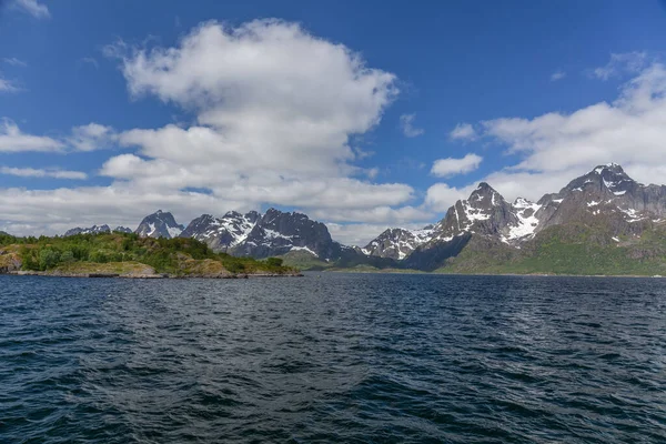 Hermosa Vista Los Fiordos Noruegos Con Agua Turquesa Rodeada Cielo — Foto de Stock