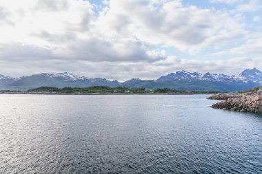 Güzel Norveç manzarası. Fiyortların manzarası. Norveç bulutlu havada temiz suda fiyort yansıması için idealdir. seçici odak