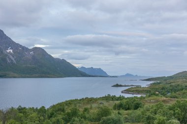 Lofoten Summer Landscape Lofoten Norveç 'in Nordland eyaletinde yer alan bir takımadadır. Dramatik dağları ve zirveleri olan kendine özgü bir manzarası var.