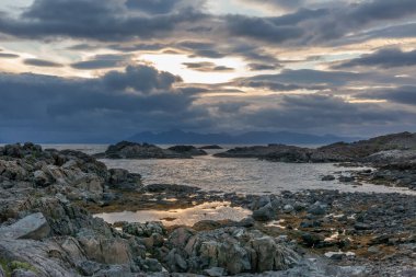 Norveç 'te fiyort manzarası çok etkileyici. Norveç 'te renkli bir sabah sahnesi. Doğa konseptinin güzelliği.