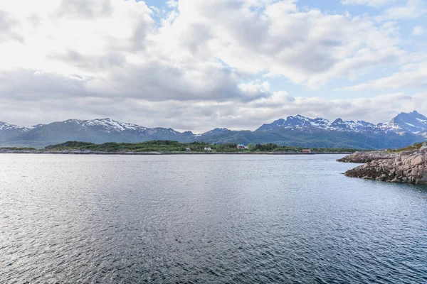 美しいノルウェーの風景 フィヨルドの眺めだ澄んだ水のノルウェーの理想的なフィヨルドの反射曇りの天気で 選択的焦点 — ストック写真