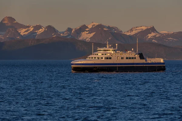 Kutup Günündeki Norveç Fiyortlarının Mavi Sularında Yol Alan Gemi Gece — Stok fotoğraf
