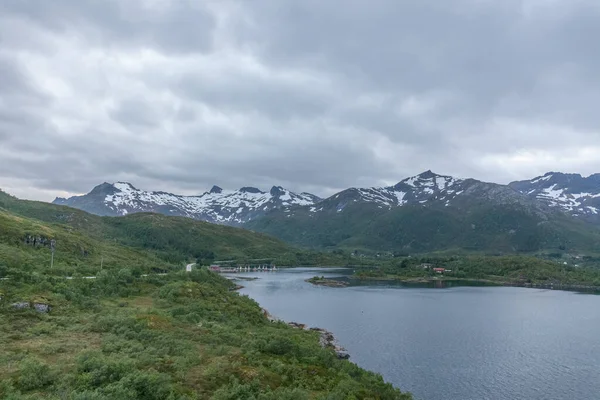 Містичний Фіорд Норвегії Горами Туманом Звисають Над Водою Полярний День — стокове фото