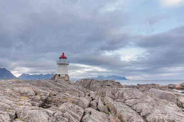 Phare Blanc Avec Toit Rouge Norvège Paysage Pittoresque Norvégien Avec — Photo