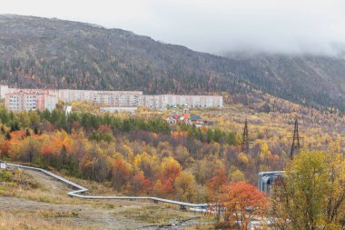 Ortodoks kilisesi orman, sonbahar manzarası, arka planda apartman binası, Kirovsk, Rusya