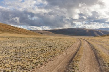Altai Dağları 'ndaki Moğol manzaraları, geniş bir manzara..