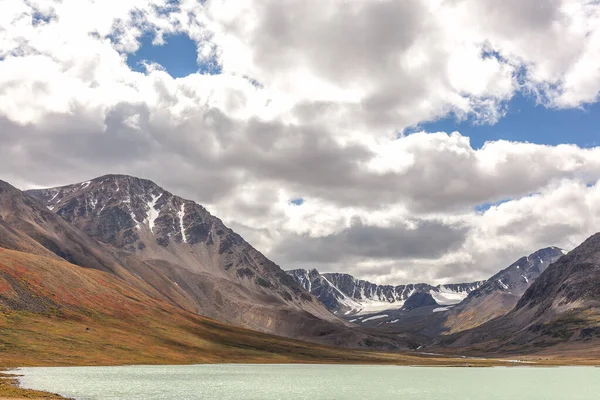 Wunderschöne Naturlandschaft Des Altai Ruhiger See Mit Smaragdgrünem Wasser Umgeben — Stockfoto