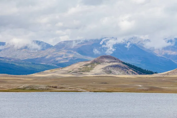 Καταπληκτικό Φυσικό Τοπίο Altai Ήρεμη Λίμνη Σμαραγδένιο Νερό Που Περιβάλλεται — Φωτογραφία Αρχείου