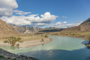 Altai 'deki White Mountain nehri. Altay, Rusya, Çin, Moğolistan ve Kazakistan 'ın bir araya geldiği, Ob ve Irtysh nehirlerinin akarsularının olduğu yer. Rusya