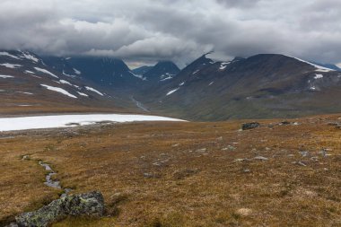 Vadi manzarası. Kuzey İsveç, Sarek Ulusal Parkı fırtınalı havada. seçici odak