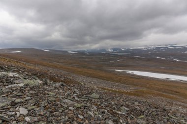 Sonbaharda İsveç 'in kuzeyinde Sarek Ulusal Parkı, seçici odaklı