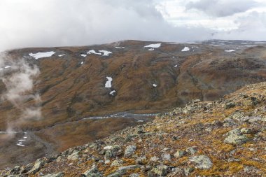 Sonbaharda İsveç 'in kuzeyinde Sarek Ulusal Parkı, seçici odaklı