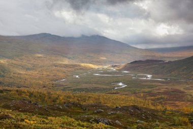 İsveç Laponya 'daki Sarek Ulusal Parkı' nın etkileyici manzarası. seçici odak.