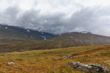 Vadi manzarası. Kuzey İsveç, Sonbaharda fırtınalı havada Sarek Ulusal Parkı. seçici odak