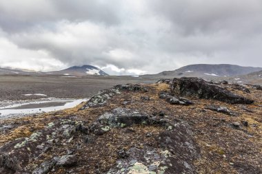Sarek Ulusal Parkı, dağlarda taş manzarası, seçici odak