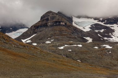 Sarek Ulusal Parkı, dağlarda taş manzarası, seçici odak