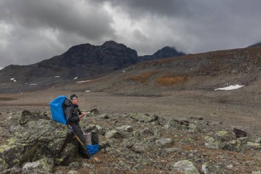 Yürüyüşçü kaybolur ve haritaya bakar, Sarek, İsveç