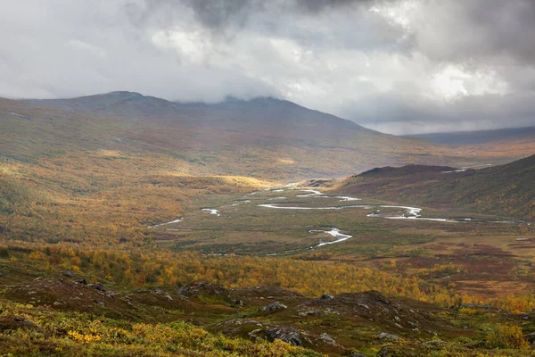 Imponujący Widok Góry Parku Narodowego Sarek Szwedzkiej Laponii Ukierunkowanie Selektywne — Zdjęcie stockowe