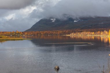 Sarek Ulusal Parkı 'nın Arktik dağlarındaki Dağ Gölü.