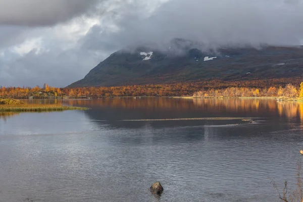 Sarek Ulusal Parkı 'nın Arktik dağlarındaki Dağ Gölü.
