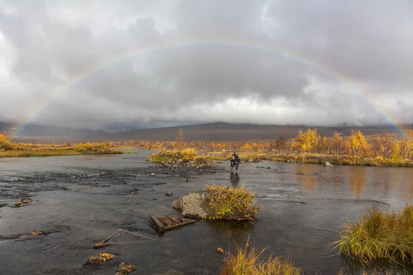 Turista Batohem Kříží Studený Potok Pod Duhou Trekking Turné Laponsku — Stock fotografie