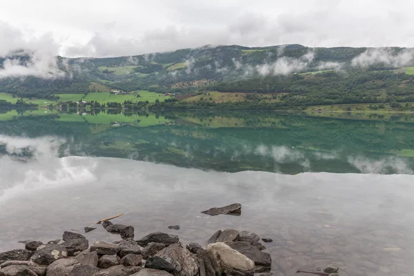 美しいノルウェーの風景 フィヨルドの眺めだ澄んだ水のノルウェーの理想的なフィヨルドの反射 — ストック写真