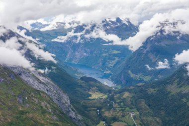 Geiranger fiyort ve kartal yoluna bakın. Dalsnibba Dağı 'ndan, Serpentine Yolu' ndan Norveç 'e kadar bulutlarla çevrili. Seçici odak noktası, bakış açısı..