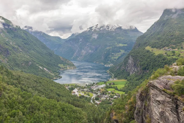 Flam村 自然和旅行背景 俯瞰Geiranger Fjord和鹰路 周围是来自达尔斯班巴山区的云彩 挪威蛇纹路 有选择地聚焦 — 图库照片