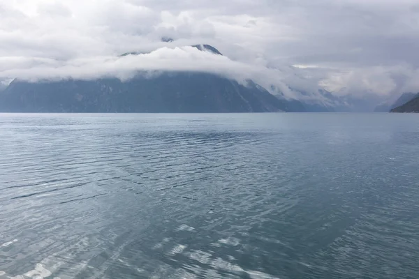 Norveç Karanlık Bulutları Olan Gizemli Bir Fiyort Dağları Sisi Suyun — Stok fotoğraf