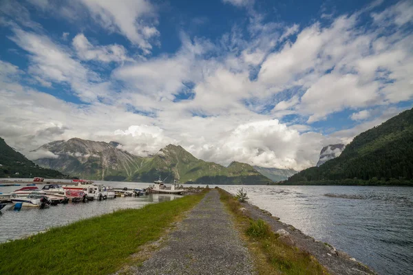 Molde Noruega Junio 2016 Muelle Para Embarcaciones Frente Vista Montañas — Foto de Stock