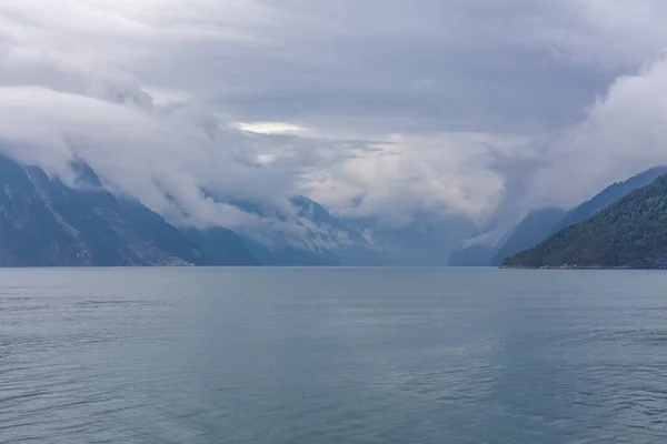 Hermoso Paisaje Noruego Vista Los Fiordos Noruega Reflejo Ideal Del — Foto de Stock