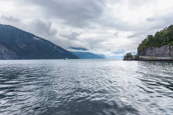 Fiordo Mistico Con Nuvole Scure Norvegia Con Montagne Nebbia Appesa — Foto Stock