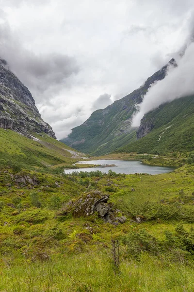 Oförglömlig Utsikt Över Den Gröna Dalen Och Sjön Bergen Norge — Stockfoto