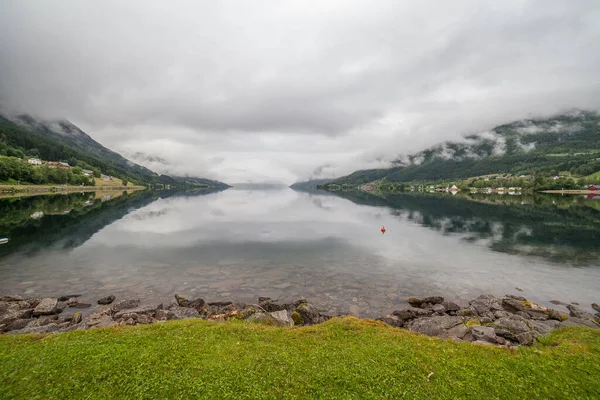 Norvég Fjord Felhőkkel Körülvett Hegyek Ideális Fjord Tükröződés Tiszta Vízben — Stock Fotó