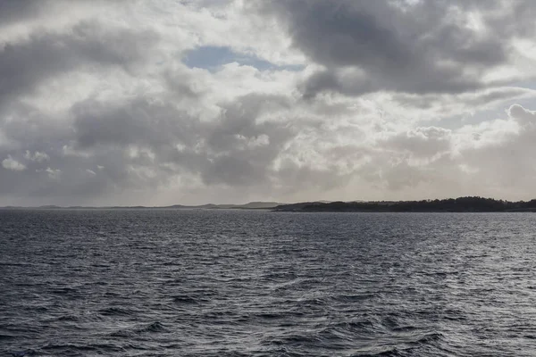 Güzel Norveç Manzarası Fiyortların Manzarası Norveç Bulutlu Havada Temiz Suda — Stok fotoğraf